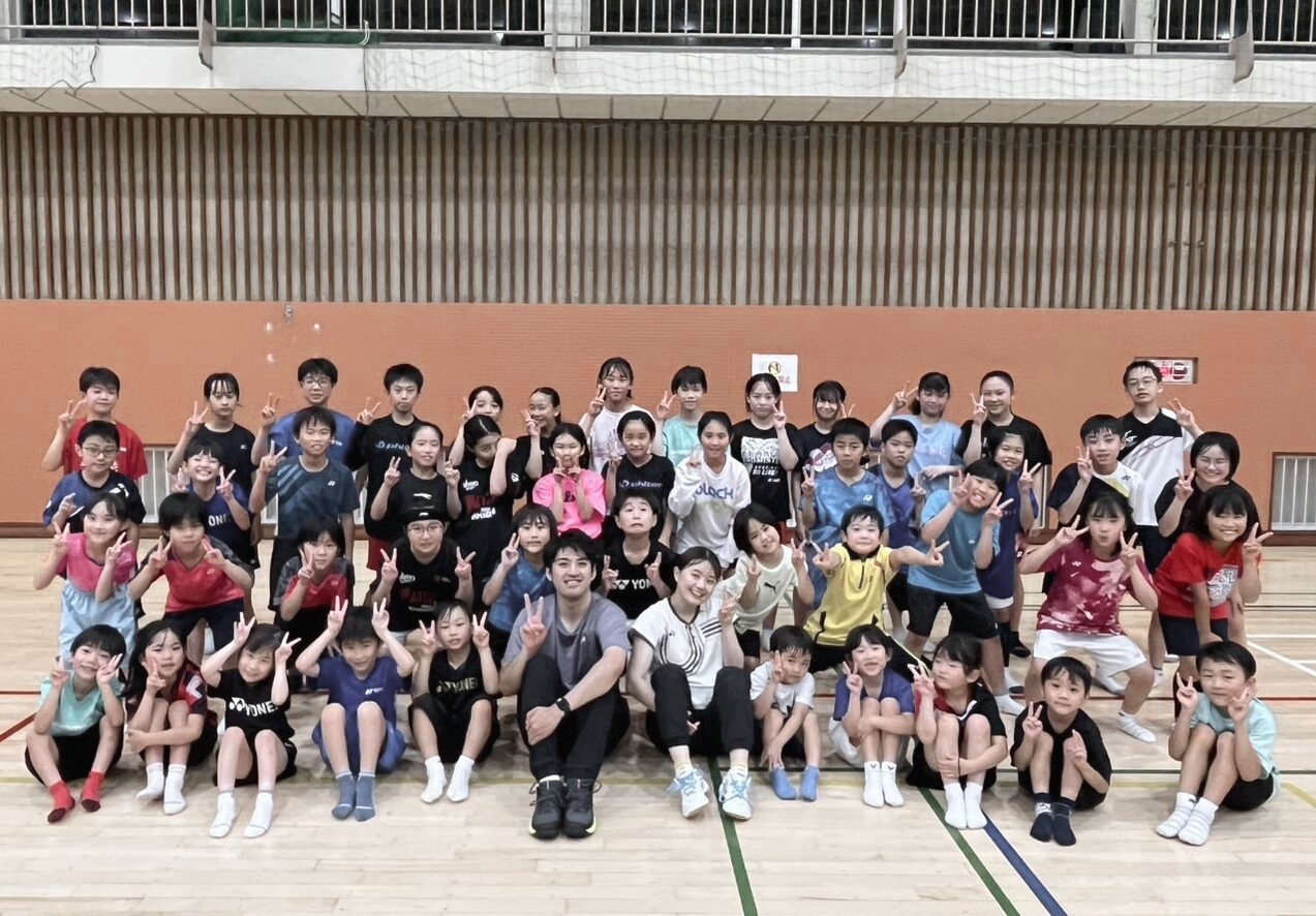 体育館で集合したクラブの子どもたちとコーチ