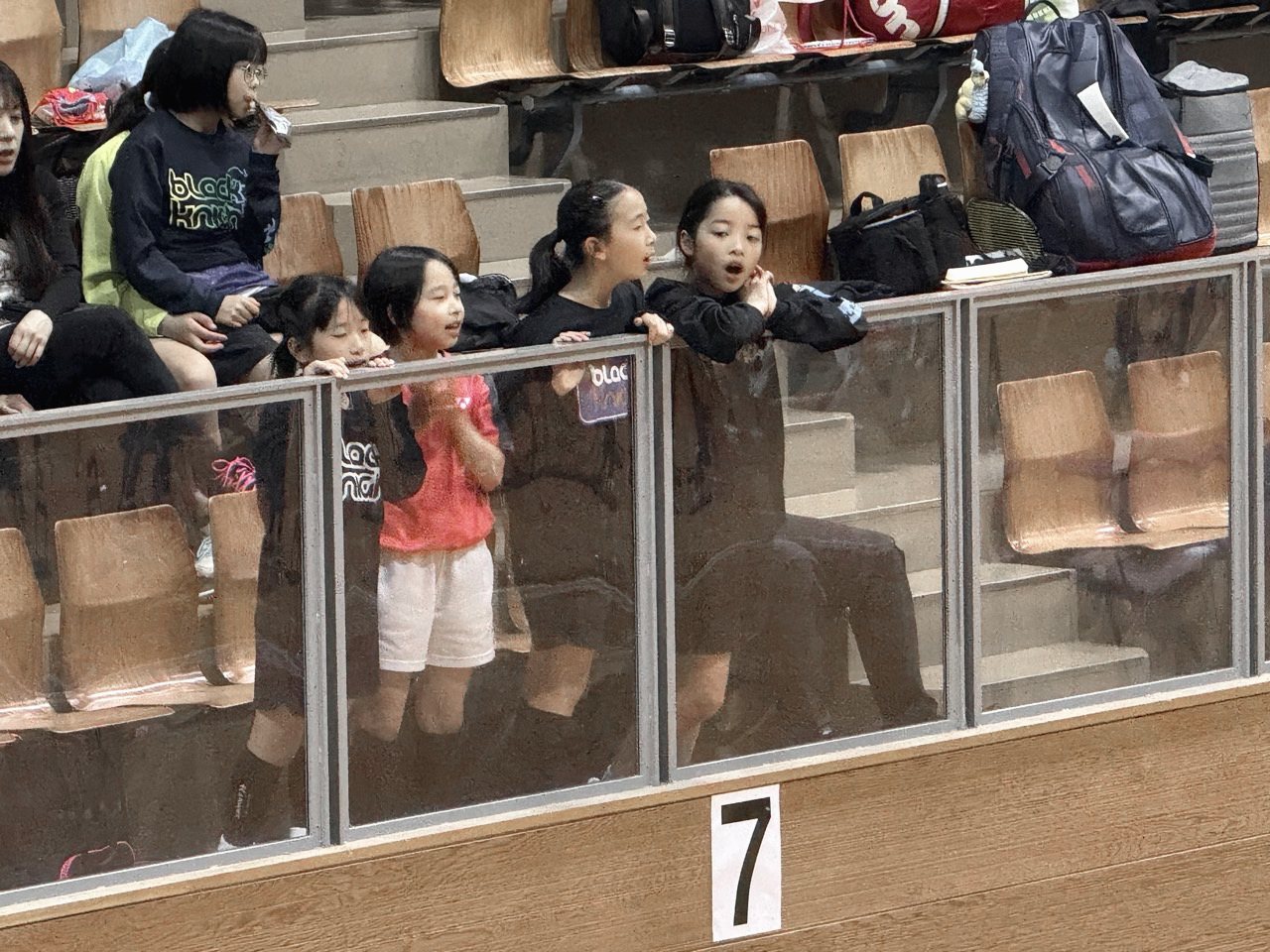 観客席で試合を見る子どもたち