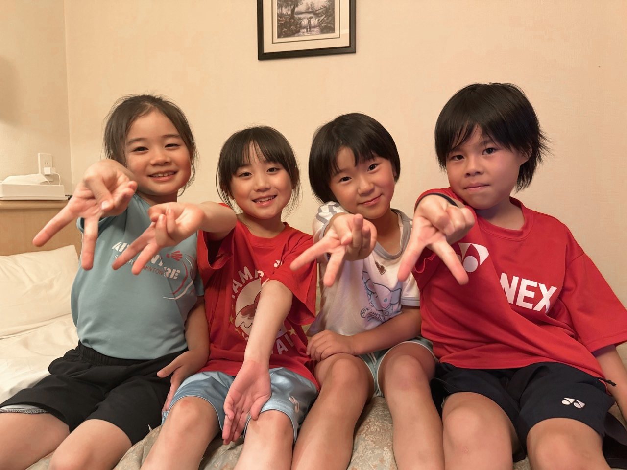 宿でポーズをとる4人の子どもたち
